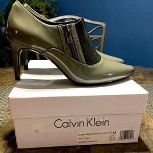 Calvin Klein women’s gray patent heel. Size 7. Excellent condition. 2.5in heel.